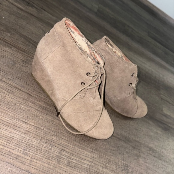 Toms Tan Ankle Boots with Wedge Heel and Soft Suede Material - Picture 2 of 4